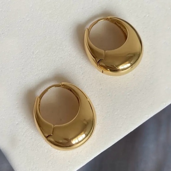 Zara Jewelry - ✨Zara Petite Gold Huggie Earrings